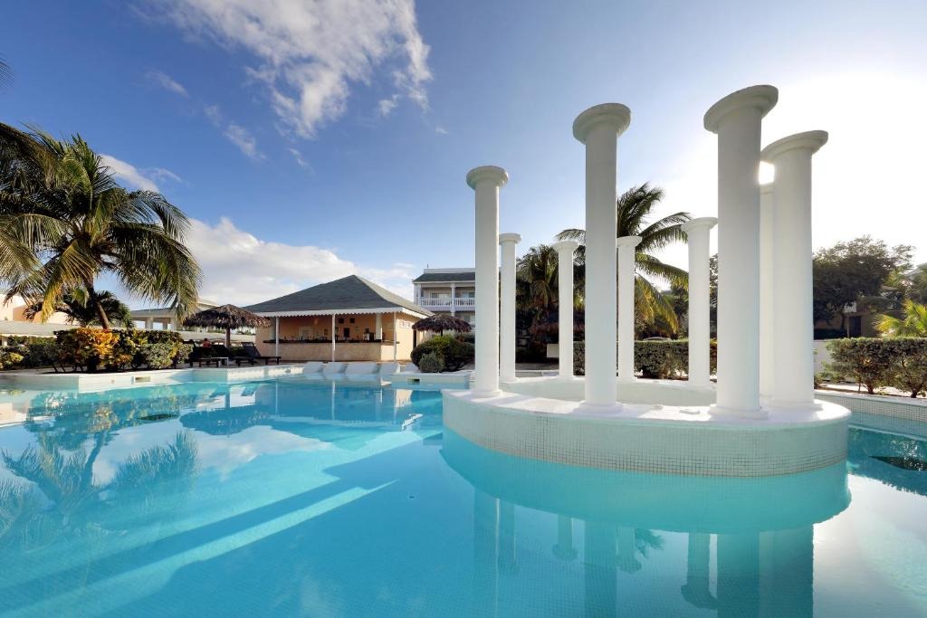 Grand Palladium Lady Hamilton Resort