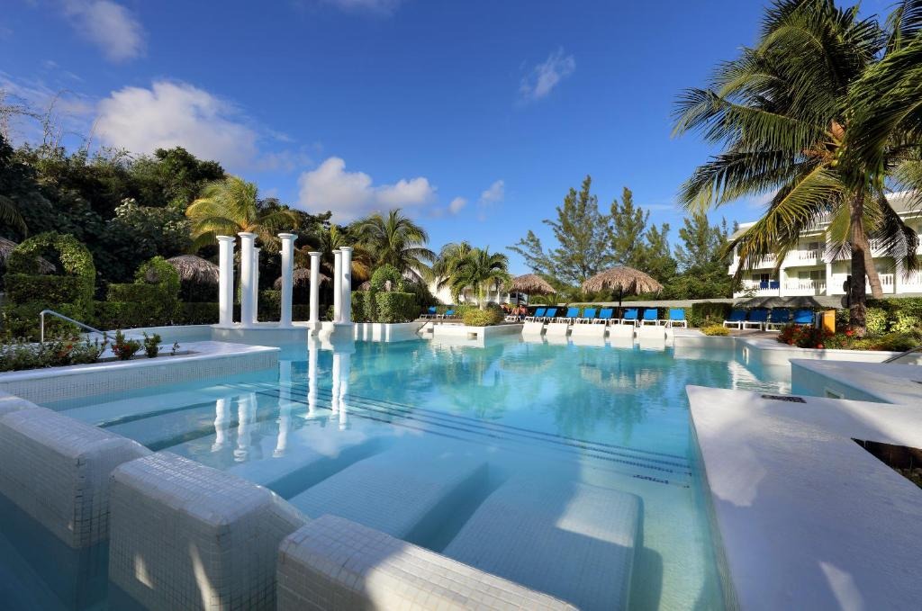 Grand Palladium Lady Hamilton Resort