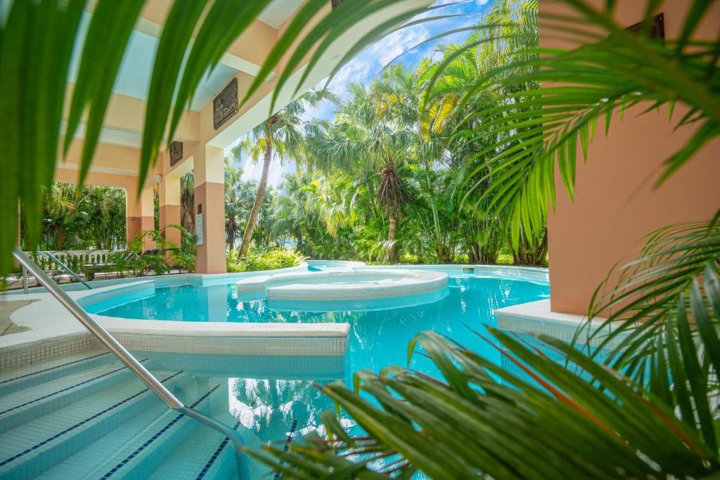 Grand Palladium Lady Hamilton Resort